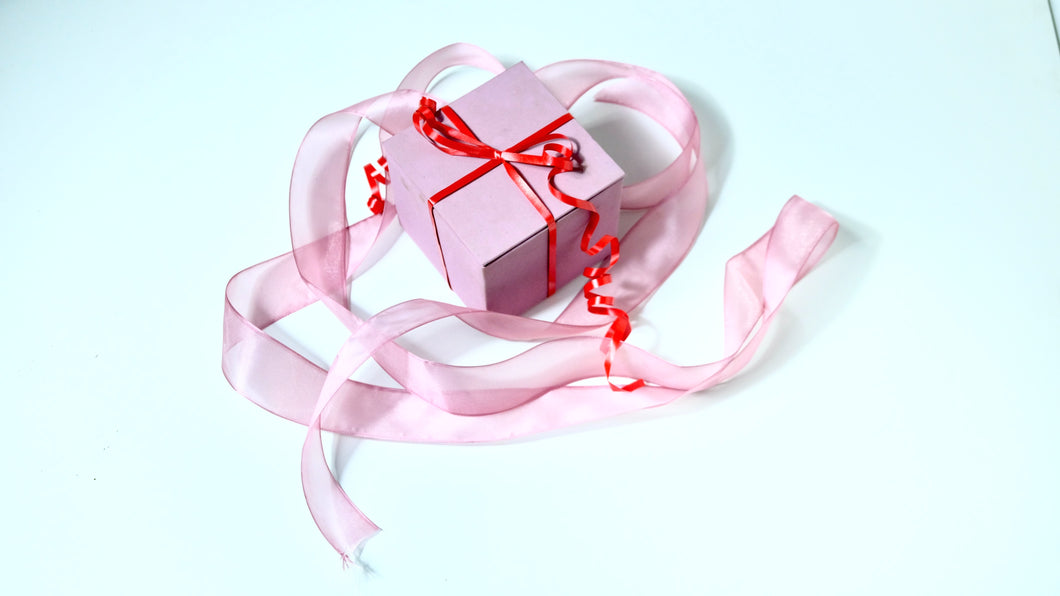 Gift Wrapping (includes Gift Tag) - SELECT DESIRED STYLE from drop-down menu